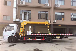 沅江附近汽车轮胎更换